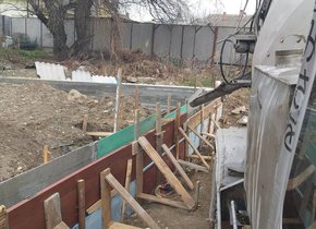 Заливка ленточного фундамента с миксера